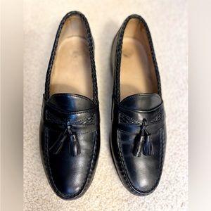 10.5 men’s black loafers! 👞